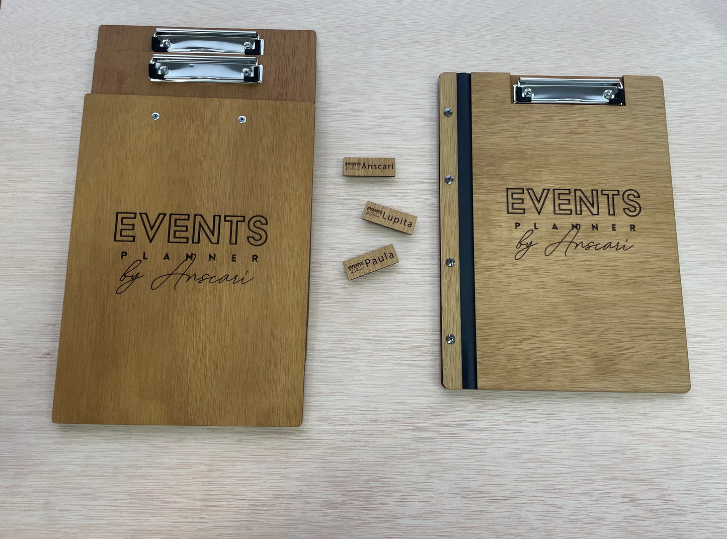 Porta menú-carta con tapa y  pinza. En madera y cuero. Personalizado. Reverso