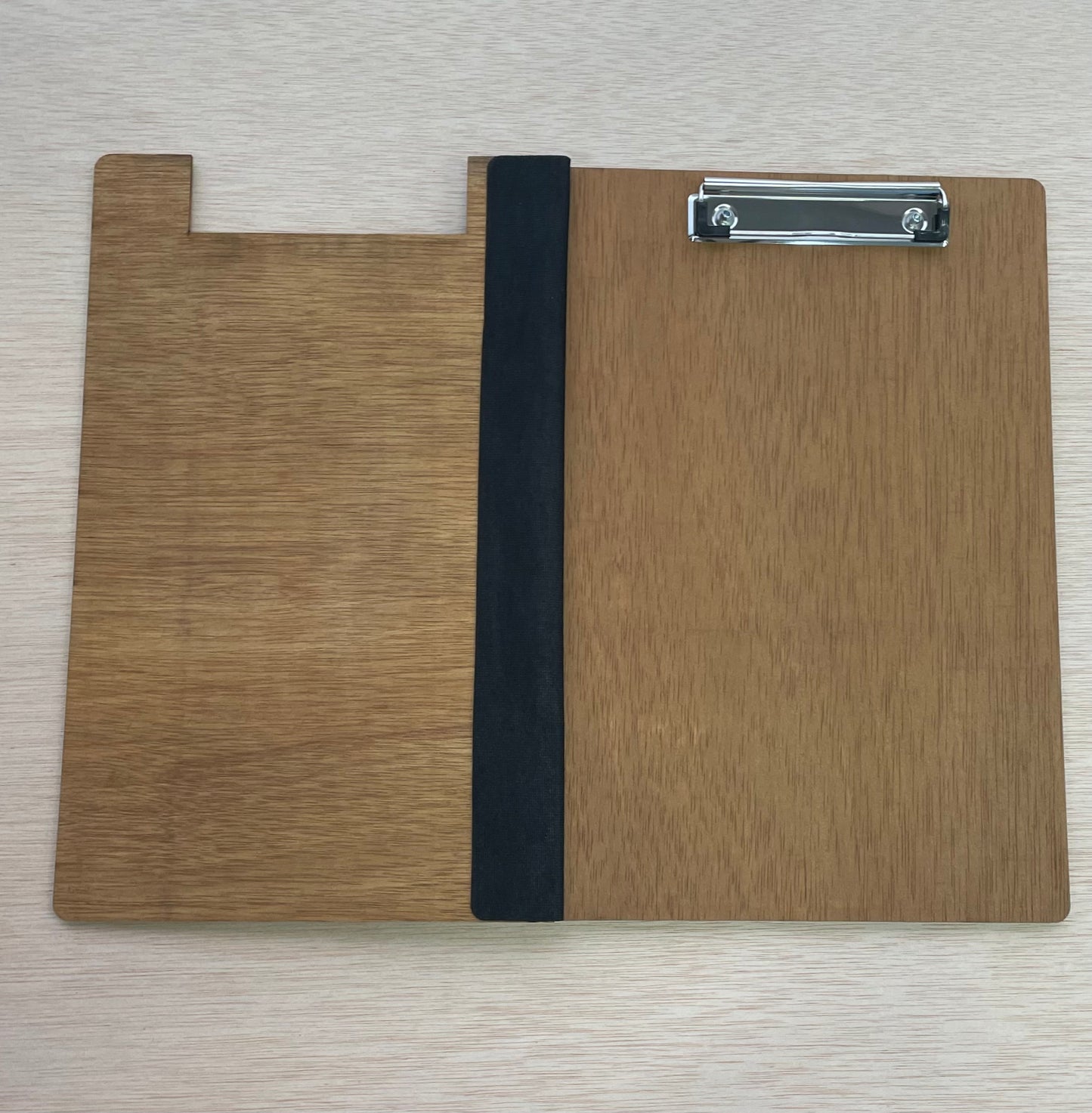Porta menú-carta con tapa y pinza en madera y cuero. Din4